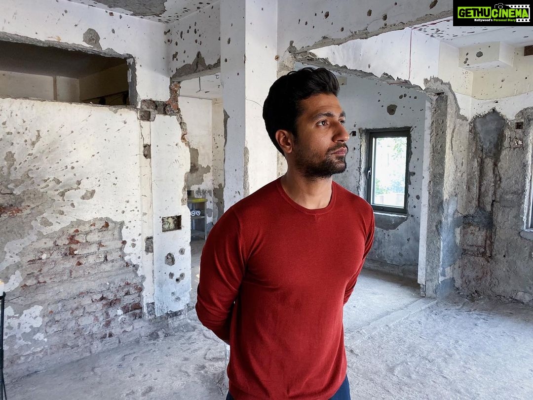 Vicky Kaushal Instagram - “A little light repels much darkness.” . #standtogether #prayforpeace #remembering26/11 🇮🇳 Nariman House