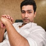 Vicky Kaushal Instagram – Cell se li gayi safed shirt mein self-timer par self ki savver-time ki selfie.