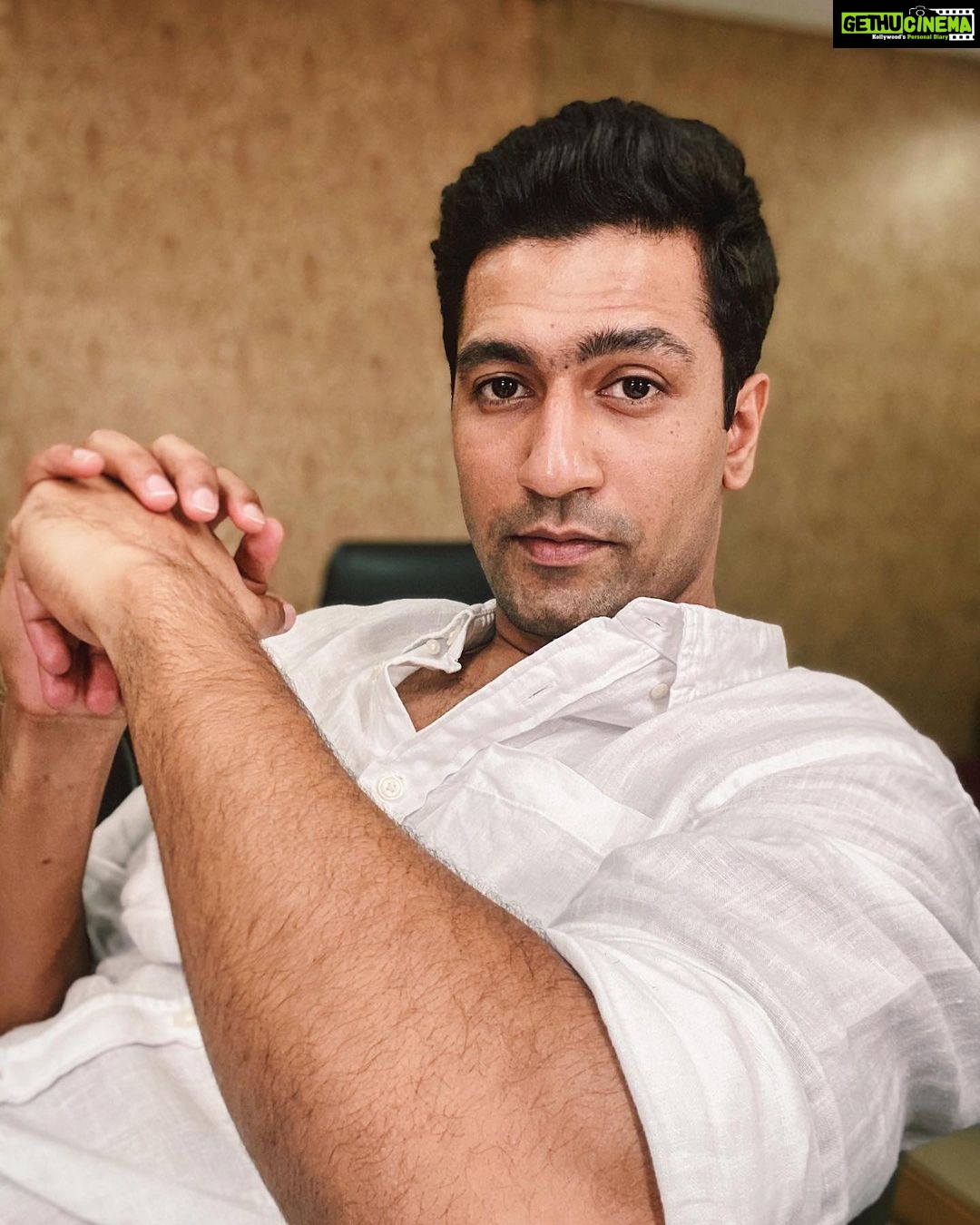 Vicky Kaushal Instagram - Cell se li gayi safed shirt mein self-timer par self ki savver-time ki selfie.