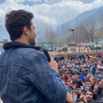 Vicky Kaushal Instagram - My heartfelt thanks to the Indian Army for inviting me to the Uri Base Camp, Kashmir. Thank You for giving me an opportunity to spend a lovely day with the locals who were so full of warmth and amazingly talented. It is the biggest honour for me to be in company of our great armed forces. Thank You. Jai Hind! 🇮🇳❤️
