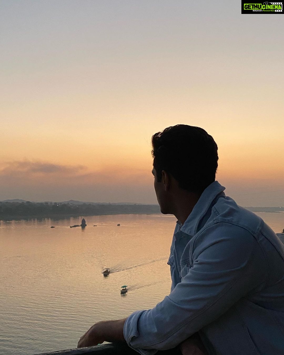 Vicky Kaushal Instagram - Narmada. 🧡 📷: @seherkacharyaa
