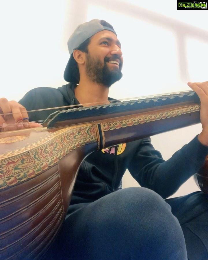 Vicky Kaushal Instagram - Another one from the lot... an attempt at Raag Yaman. Miss these sessions. 🤓 . #SaraswatiVeena #9M 🎁
