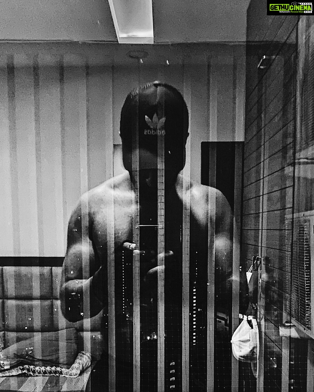 Vicky Kaushal Instagram - Keen to be lean at raat ke paune teen. 🌙🏋🏽♂️🚀