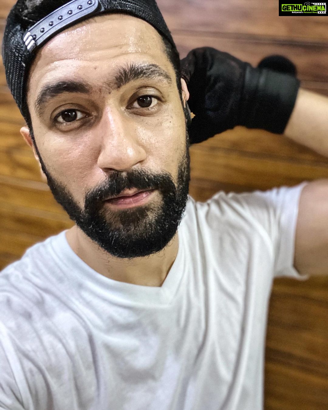 Vicky Kaushal Instagram - Sweat > Regret. . . Although regret wasting time in between sets for a 🤳🏽. Adios!