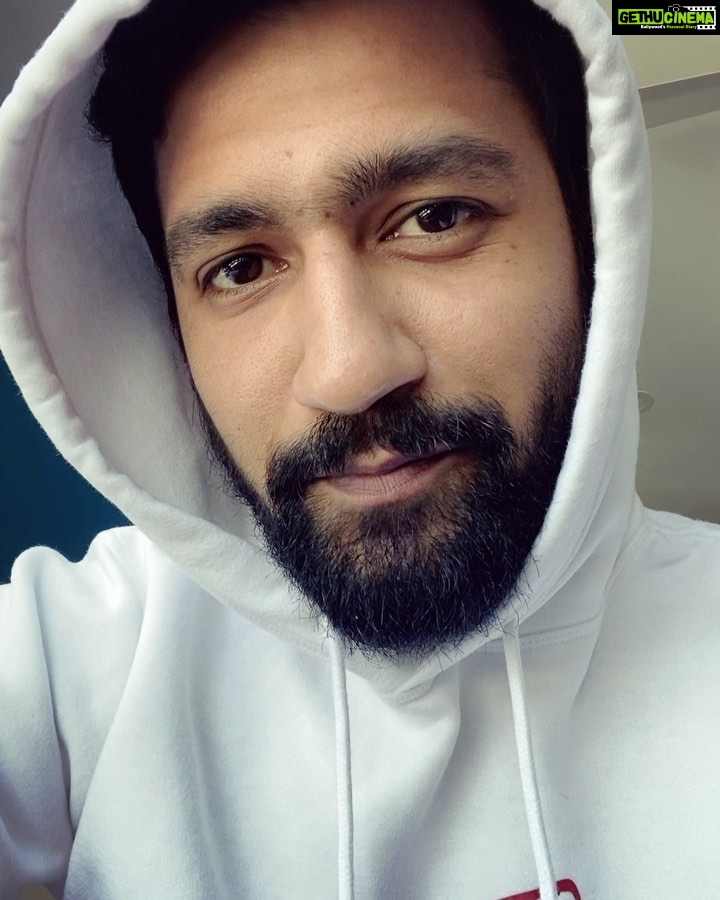 Vicky Kaushal Instagram - Aama miyaan Shoojit Da aur @bhumipednekar ji, challenge accepted! @amitabhbachchan @ayushmannk @shoojitsircar @ronnie.lahiri @juhic3 wish you the best for #GiboSiboOnPrime @primevideoin. Looking forward to this one! . . Ab aap koshish karke dekhiye @ranveersingh @kritisanon @kiaraaliaadvani 😝