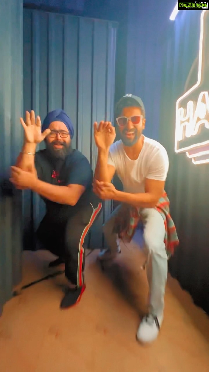 Vicky Kaushal Instagram - As Punjabi as it can get!!! Loved dancing to #NachPunjaabban with my brother @bindraamritpal. Our love and best wishes to the Team of #JugJugJeeyo … @varundvn @kiaraaliaadvani @anilskapoor @neetu54 @manieshpaul @mostlysane @raj_a_mehta @karanjohar @apoorva1972 @boscomartis @dharmamovies 😘❤️🙌🏾