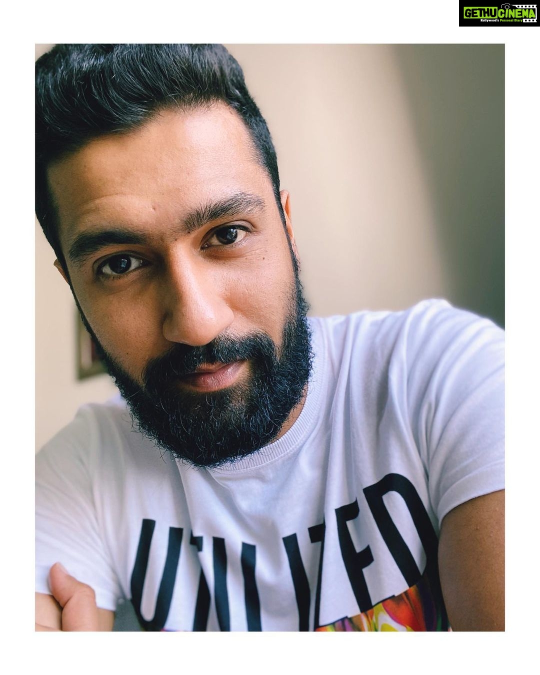Vicky Kaushal Instagram - हाल कैसा है जनाब का?