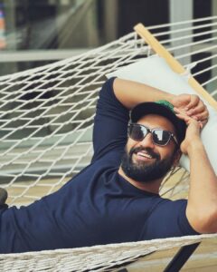 Vicky Kaushal Instagram - Swinging into the new year with my favourite people. My heart’s filled with utmost joy and gratitude. Thank You everyone for sending me all your love and warm wishes. Pyaar pyaar aur bohot saara pyaar!!! 🤗❤️