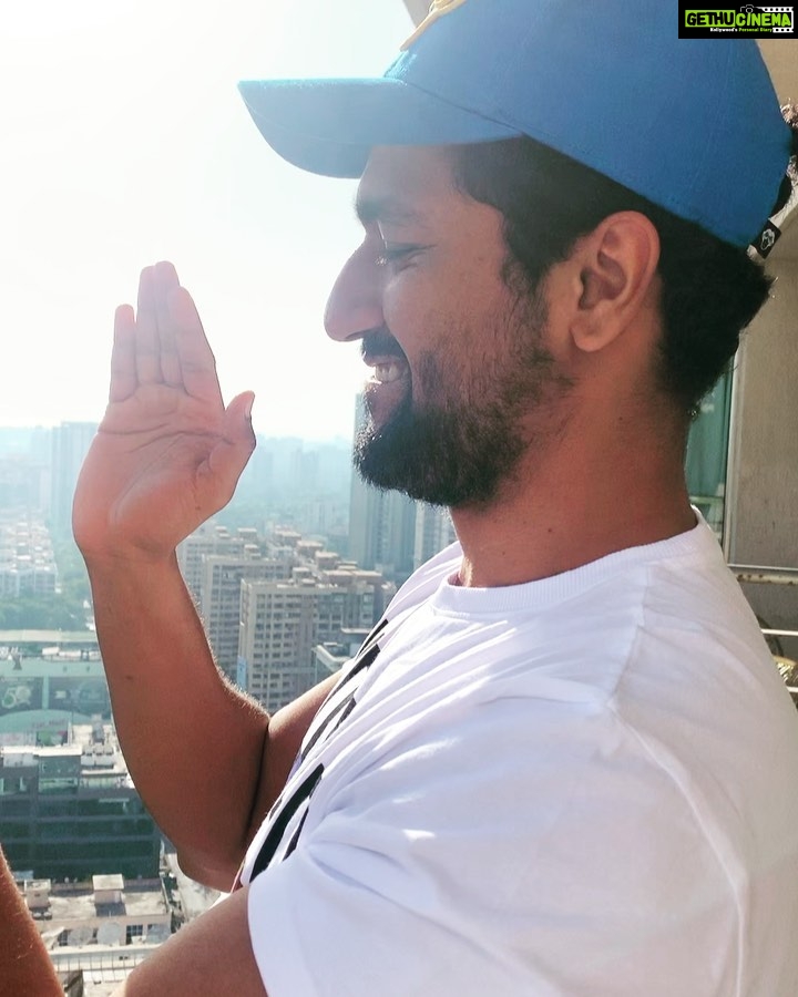 Vicky Kaushal Instagram - From us to all the real heroes- the medics, doctors, nurses, volunteers, police, the government and everyone who’s being responsible and staying back Home ensuring safety of themselves, their families and others... we are in it together- stronger and healthier! #gratitude #IndiaFightsCorona 💪🏽⛑❤️🇮🇳🌏