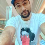Vicky Kaushal Instagram - Aunty ne toh #Bhoot dekh li... aur aapne? #InCinemasNow