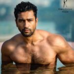 Vicky Kaushal Instagram – Debut Shot! 🌊💥#dabbooratnanicalendar Thank You… @dabbooratnani @manishadratnani !