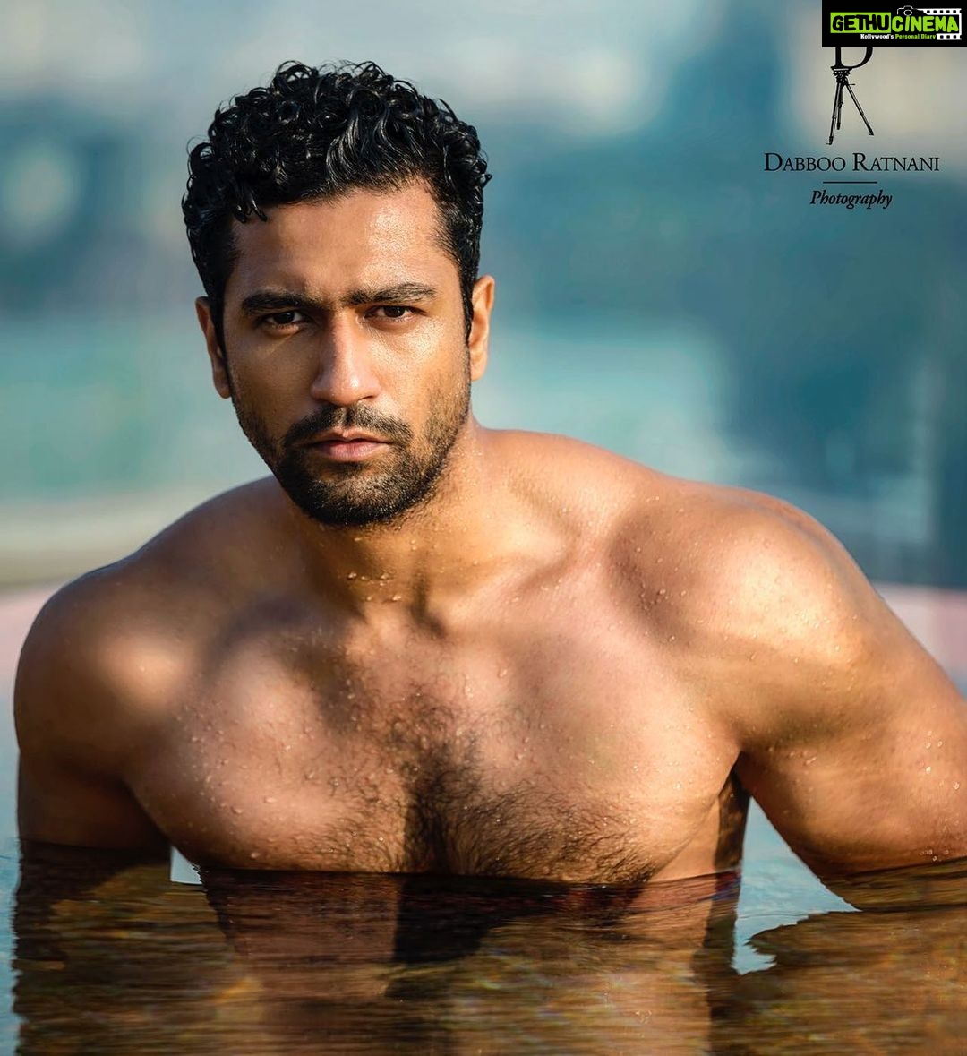 Vicky Kaushal Instagram - Debut Shot! 🌊💥#dabbooratnanicalendar Thank You... @dabbooratnani @manishadratnani !