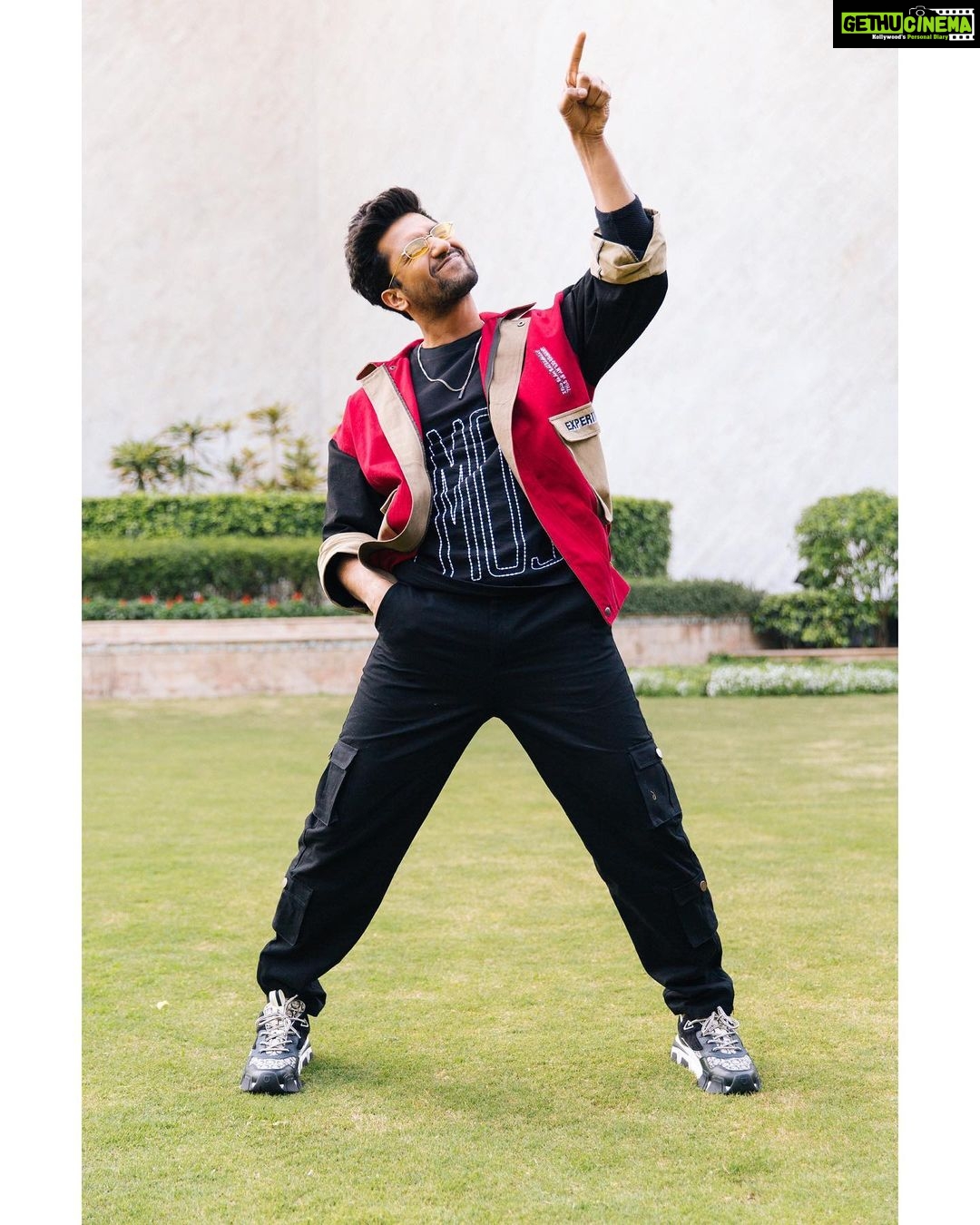 Vicky Kaushal Instagram - To the Stars! #Bhoot #21stFeb2020