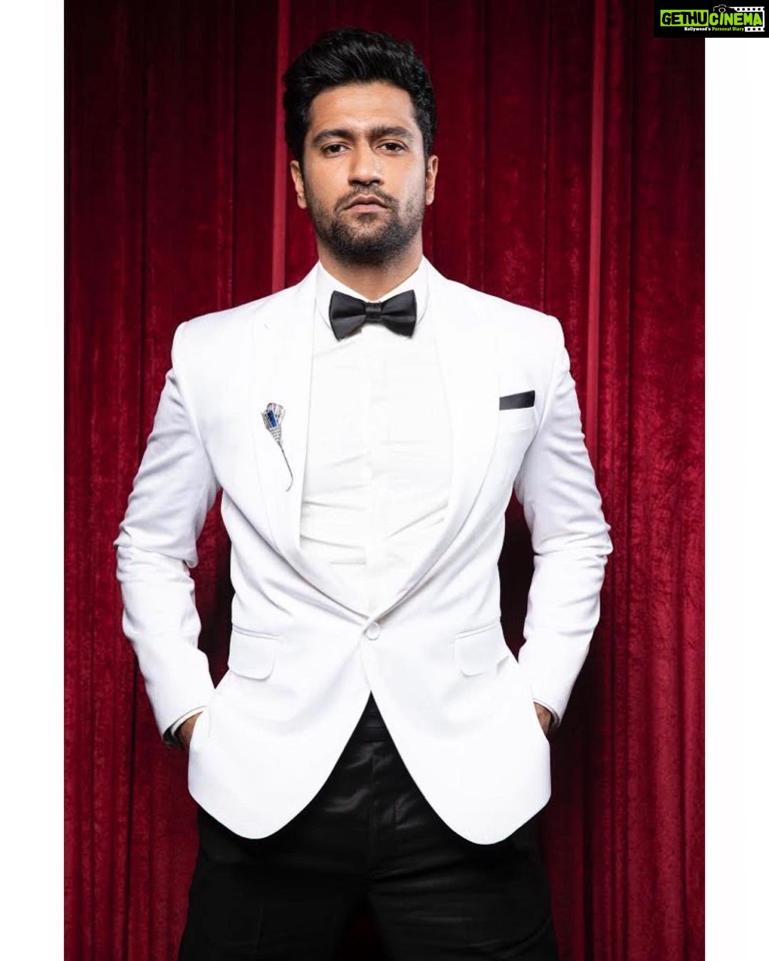 Vicky Kaushal Instagram - Your host for tonight! @filmfare ✨