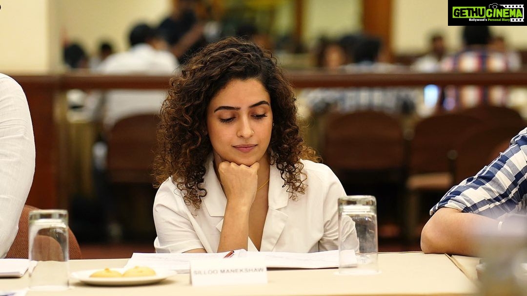 Vicky Kaushal Instagram - Reading together, a story we are honoured to tell. Of a Soldier and a Gentleman. Our Samबहादुर . @meghnagulzar @sanyamalhotra_ @fatimasanashaikh @ronnie.screwvala @bhavani.iyer #ShantanuSrivastava @maharrshshah @rsvpmovies