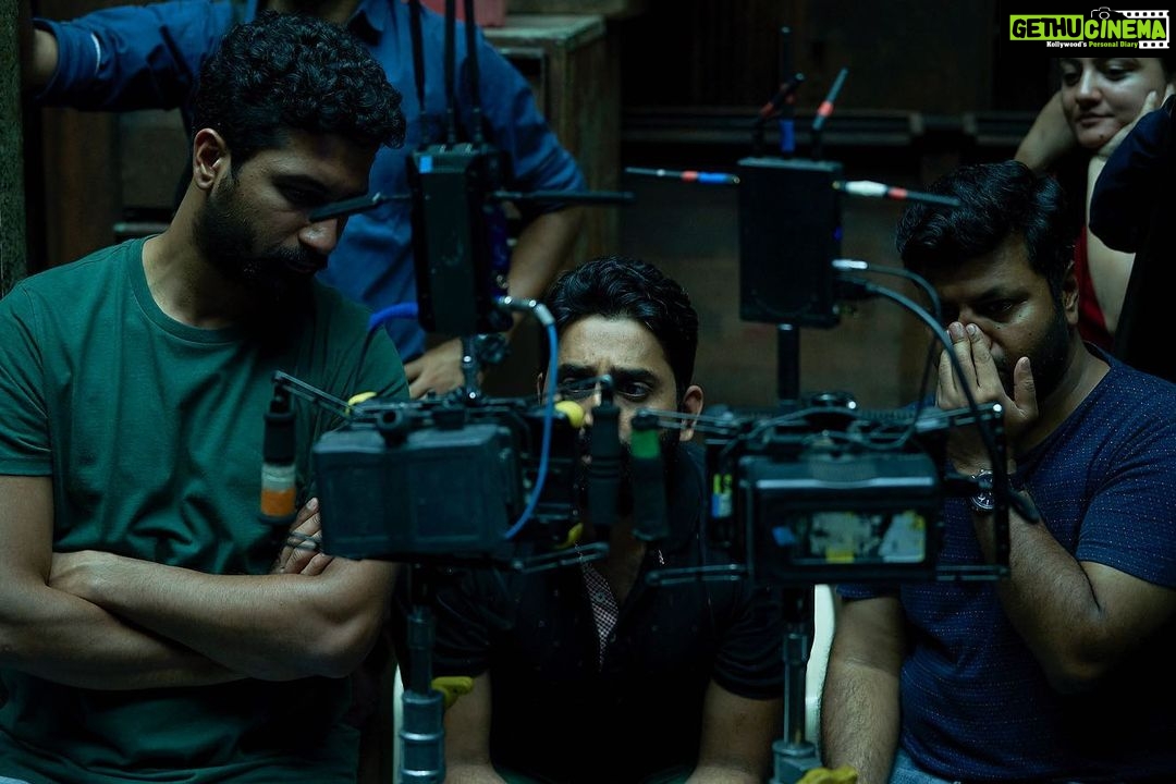 Vicky Kaushal Instagram - Thank You @bhanu.singh.91 for guiding me and directing me so well in a genre so new to me! Not many directors would want to debut with a genre like horror... I admire your courage and your commitment towards your vision. Now go and spend time with your new born baby whom you haven’t yet held in your own arms since the time she’s born 2 months ago in order to get your first Film ready and released. Lots of love brother! 🤗❤️ . #Bhoot #TheHauntedShip #InCinemas