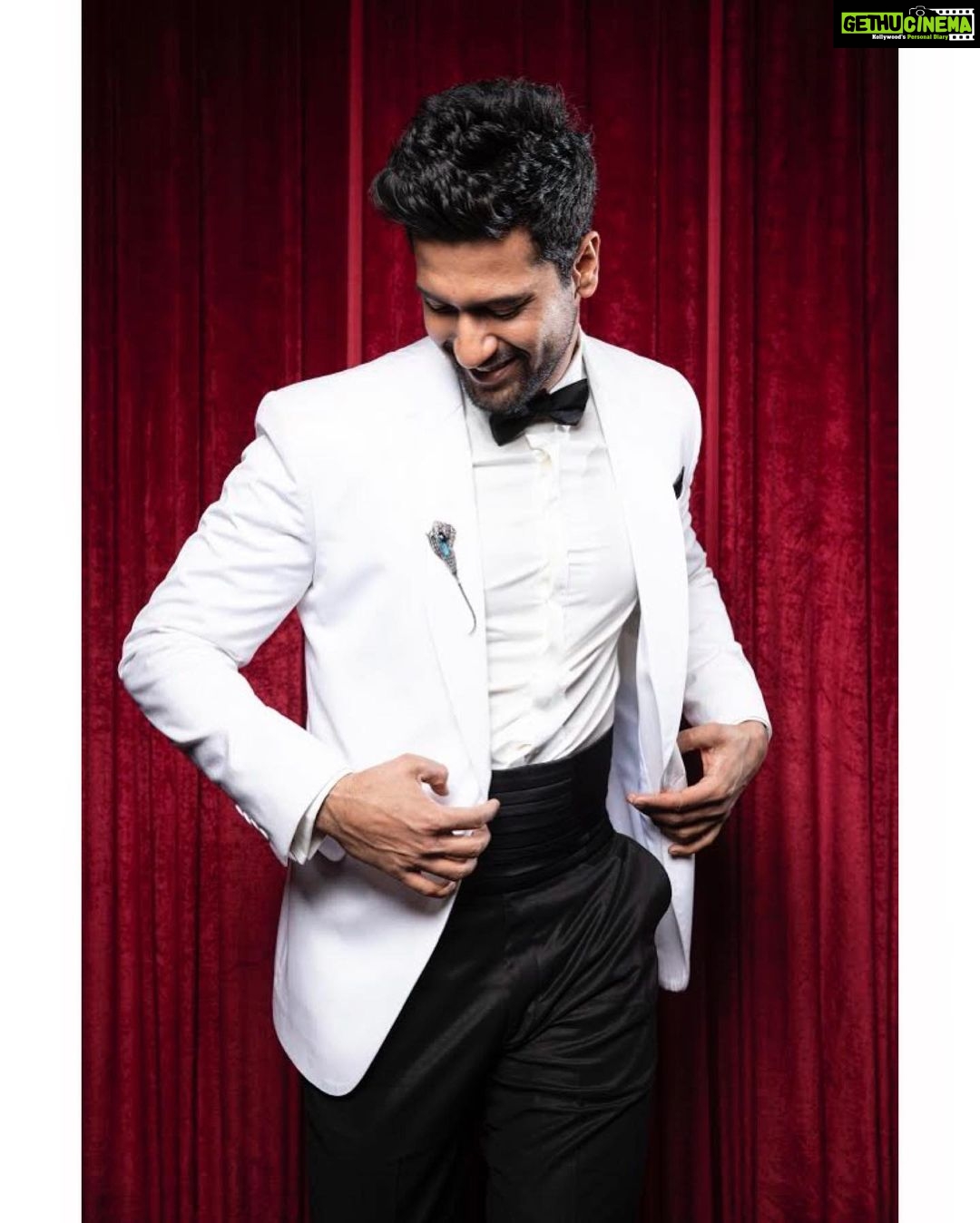 Vicky Kaushal Instagram - Your host for tonight! @filmfare ✨