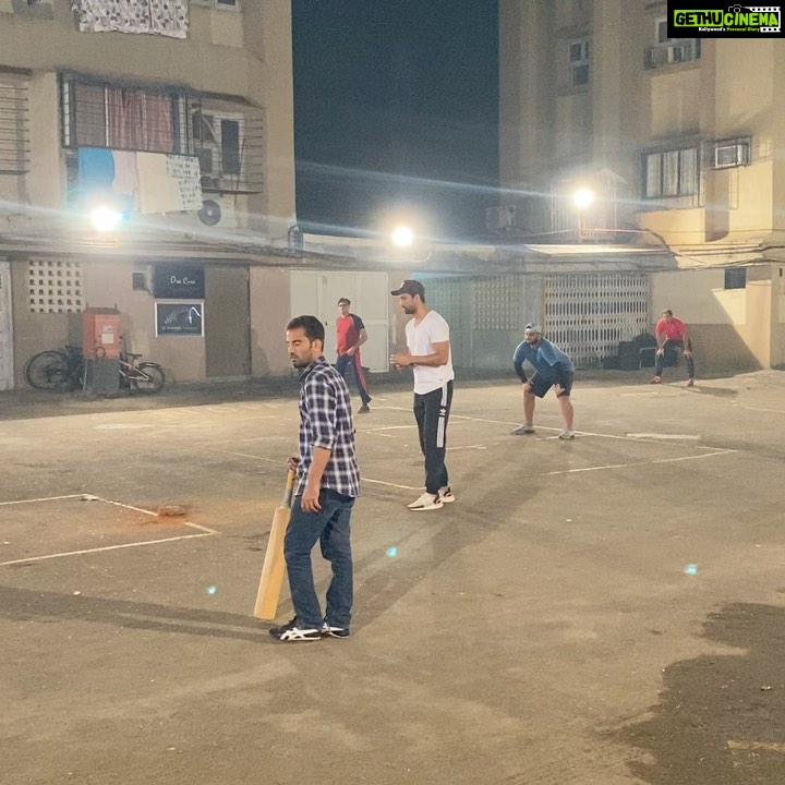 Vicky Kaushal Instagram - 26th January night cricket ritual with all my childhood friends in the society I grew up in. This day, every year, since the past almost 20 years. Now everyone’s gone their own way but this is that one night in the year when we all get together. No whatsapp groups, no calls, no coordination... we just meet and play, all night. Bliss! #HappyRepublicDay 🇮🇳