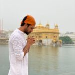 Vicky Kaushal Instagram - Babaji, mehr bakshyo. 🙏 #SardarUdhamSingh here we go! Golden Temple Amritsar Punjab