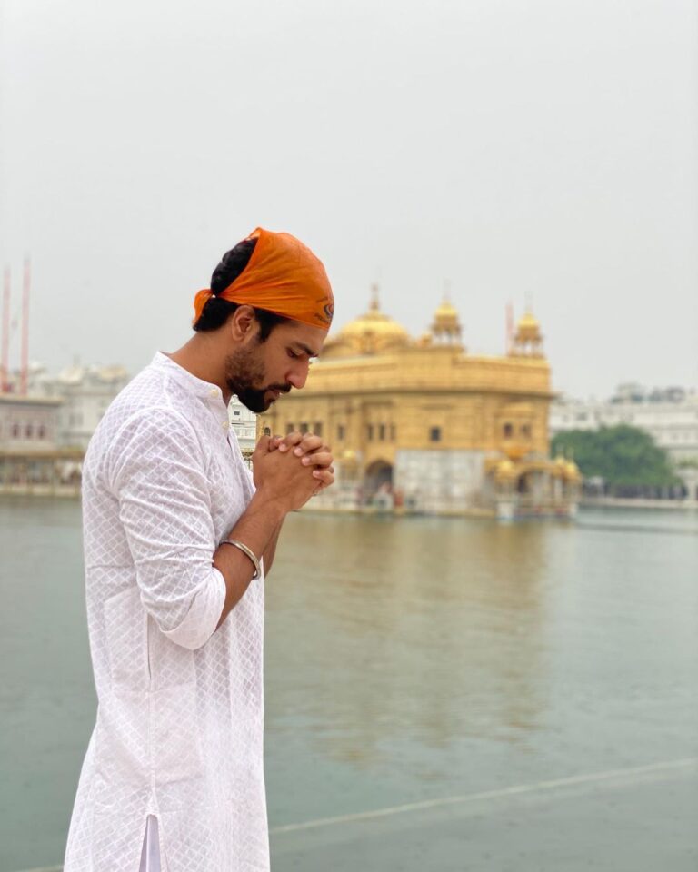 Vicky Kaushal Instagram - Babaji, mehr bakshyo. 🙏 #SardarUdhamSingh here we go! Golden Temple Amritsar Punjab