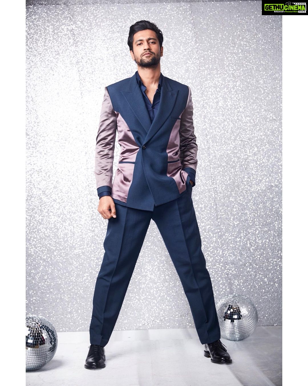 Vicky Kaushal Instagram - #vogue Man of the Year. . Thank You @vogueindia for this honour. Head to toe in @dior by @anaitashroffadajania #voguebeautyawards #vbaturns10 Shot by @abheetgidwani