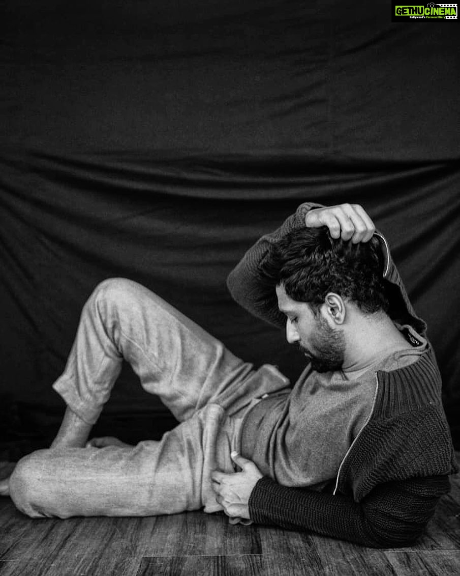 Vicky Kaushal Instagram - Rahul: You’d like to do this shot standing or sitting? . Amandeep: I think the structure of the clothes would look better if... . Me: . . @rahuljhangiani x @amandeepkaur87