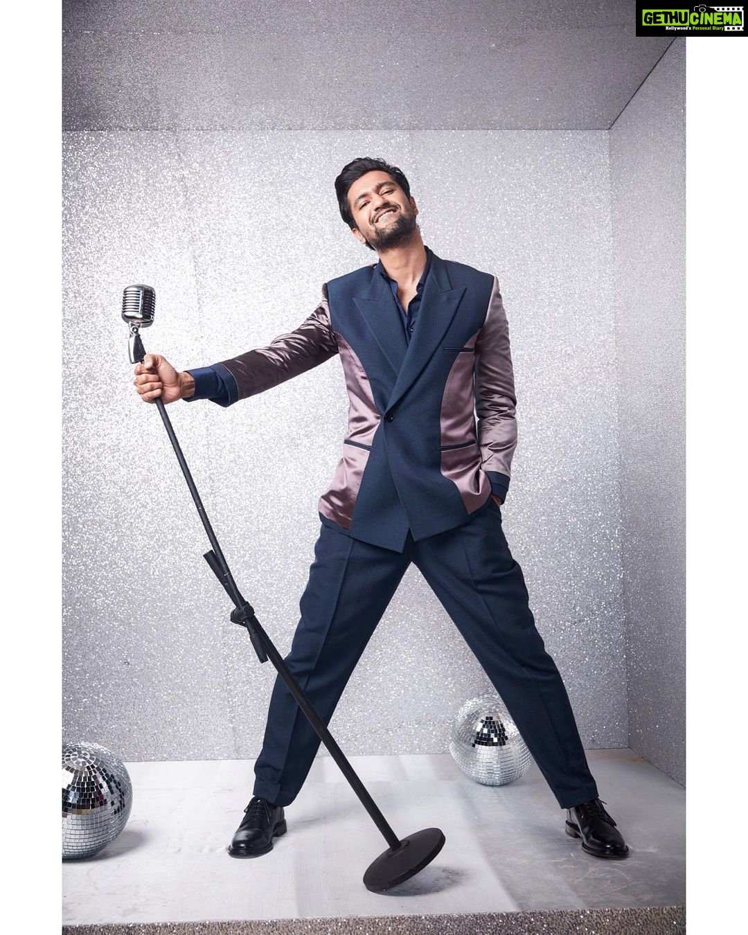 Vicky Kaushal Instagram - #vogue Man of the Year. . Thank You @vogueindia for this honour. Head to toe in @dior by @anaitashroffadajania #voguebeautyawards #vbaturns10 Shot by @abheetgidwani