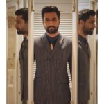 Vicky Kaushal Instagram - #contd... मैं समझता रहा, कि मैं तुझे देखता रहा, मुझे मेरी ही दुनिया दिखती रही, और मैं बहकता रहा। कभी चेहरे चढ़ाए, कभी आँसू बहाए, आइना... मैं समझता रहा, कि मैं तुझे देखता रहा।. तुझसे बातें कीं, कयी क़िस्से सुनाए, अपना हर किरदार तुझे दिखाता रहा।. मैं टूटा, तू ना बदला, तेरे टूटते ही, तुझे बदलता रहा।. आइना... मैं समझता रहा, की मैं तुझे देखता रहा।