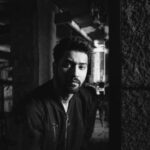 Vicky Kaushal Instagram - मैं समझता रहा, कि मैं तुझे देखता रहा, मुझे मेरी ही दुनिया दिखती रही, और मैं बहकता रहा। कभी चेहरे चढ़ाए, कभी आँसू बहाए, आइना... मैं समझता रहा, कि मैं तुझे देखता रहा।