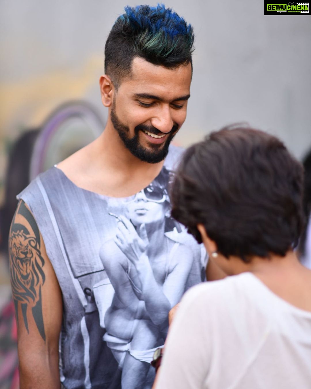 Vicky Kaushal Instagram - See you all tonight! 8pm on AND pictures... #worldtvpremiere #Manmarziyaan
