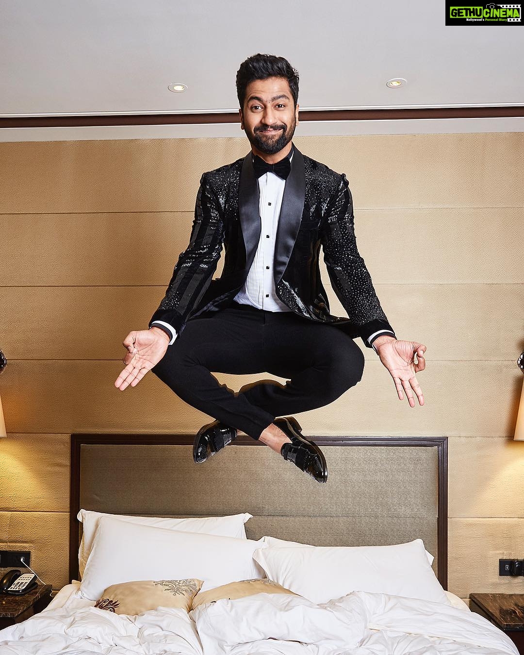 Vicky Kaushal Instagram - How’s the Pose? ...High Sir!