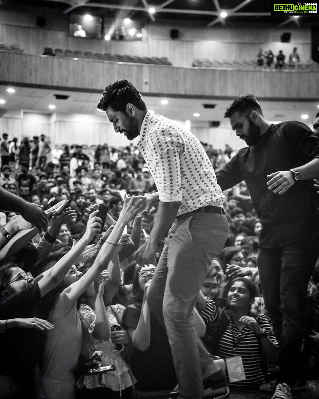Vicky Kaushal Instagram - आपके प्यार का मुरीद। 🙏
