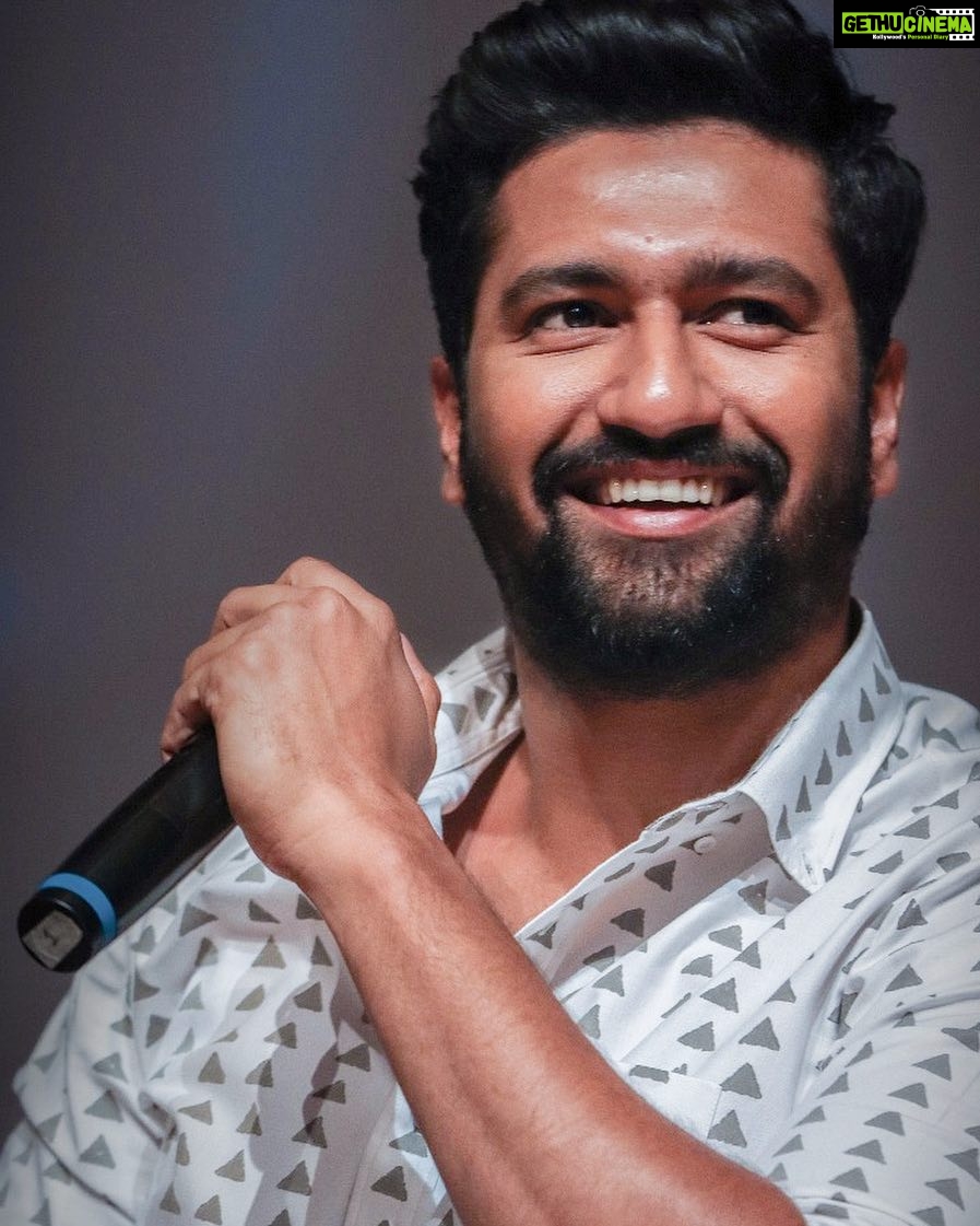 Vicky Kaushal Instagram - Munda lashkaare maarda! 🌚