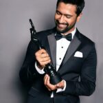 Vicky Kaushal Instagram - Hello beautiful! Hosting, performing, winning... last night was too special! Thank You Filmfare! @filmfare #Sanju #BestSupportingActor 🤗🏆