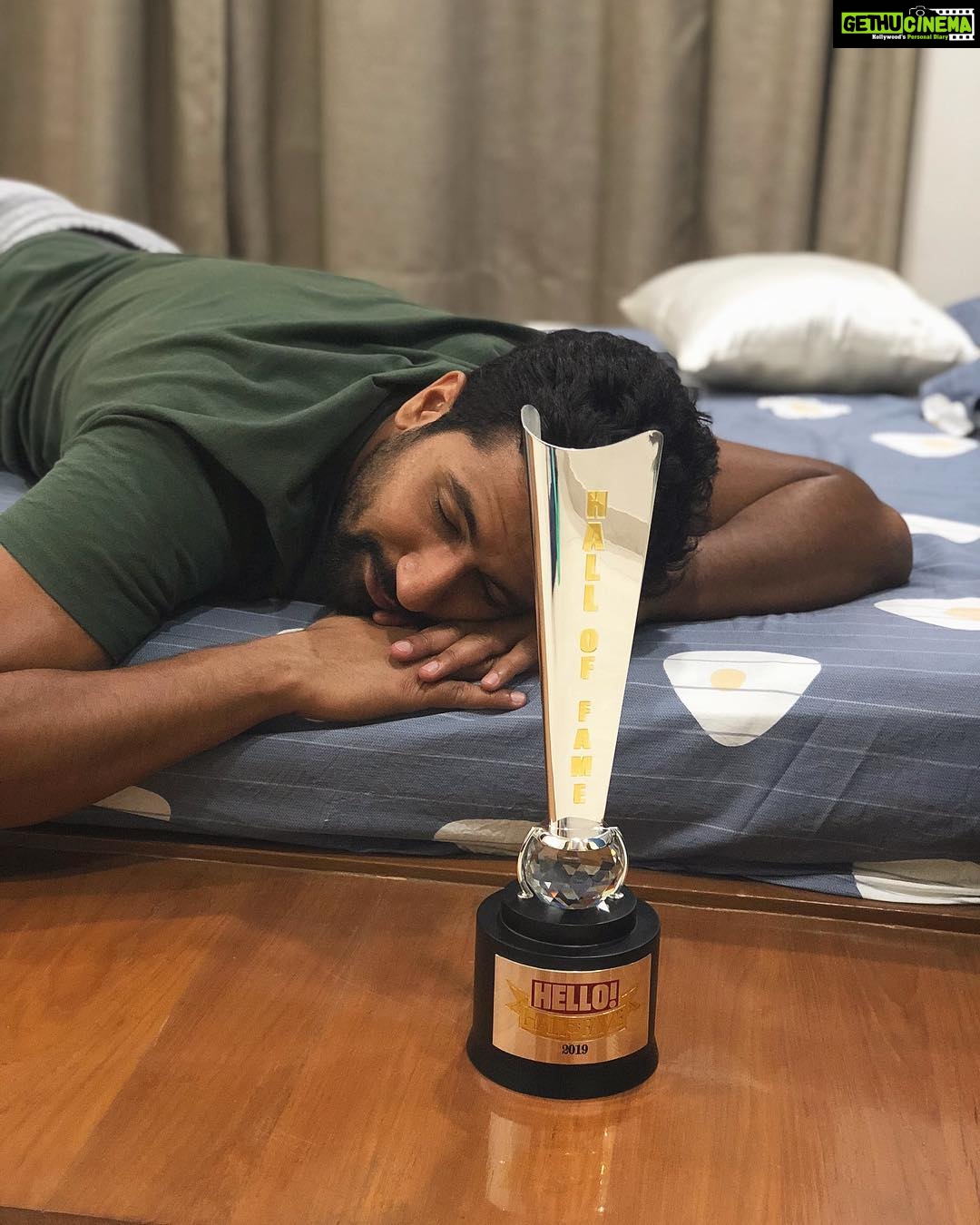 Vicky Kaushal Instagram - Bed carpet ready! Thank You @hellomagindia for awarding me with #hellohalloffame ‘Outstanding Talent of the Year Award’ !!! Styled by: Yours truly. Photo courtesy: Maa.