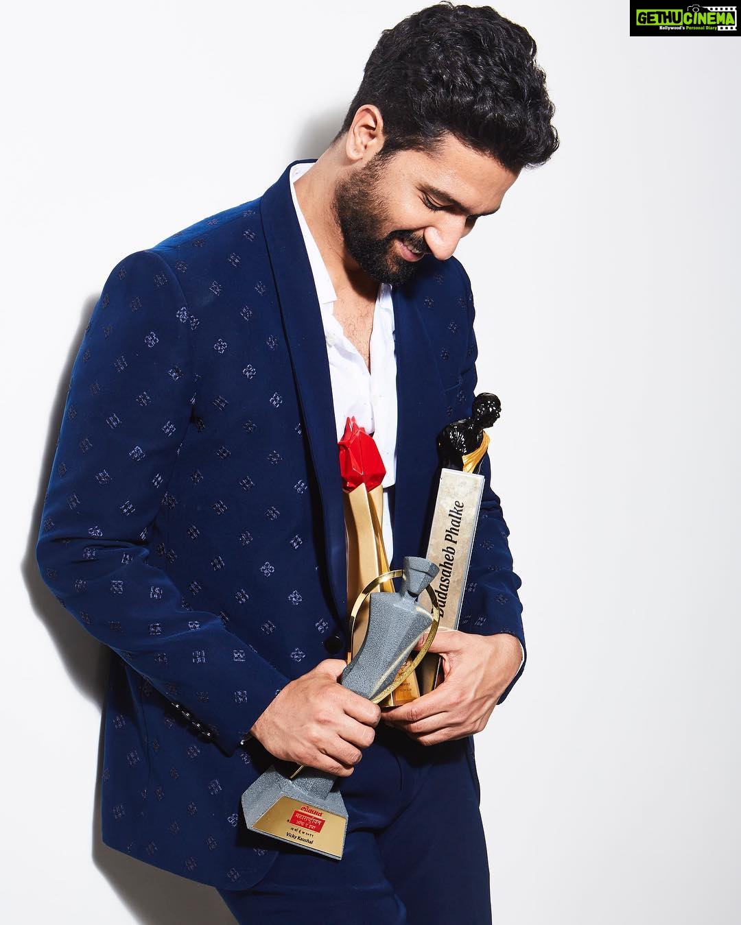 Vicky Kaushal Instagram - Smiling, looking at the fruits in hand and the roots underneath my feet. • Lokmat Maharashtrian of the Year Award. • Femina Fresh Face of the Year Award. • Dada Saheb Phalke Award- Best Performance in a Leading Role (URI).