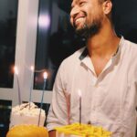 Vicky Kaushal Instagram - The smile on my face is because of the people you see in the reflection behind. Thank You guys. Also, feeling so damn blessed reading all your wonderful wishes. Thank You so much for this beautiful shower of love and blessings. Lots of love and a big hug to each one of you. And that btw, on the table, was my birthday cake! 😋❤️🙏