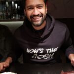 Vicky Kaushal Instagram - It’s not just a line anymore... I get so many “How’s the Josh?!” videos from you all everyday, each one made with so much love and passion, from schools, colleges, cafes, work places... from people fighting the cold in minus temperatures to people sweating it out in the gym... from conference meetings to marriage ceremonies... from a 92 years old grandmother to a 2 years old kid... from even our Jawaans in the armed forces. It’s not just a line anymore, you all have turned it into an emotion... an emotion so strong and special, I’m going to cherish for life. Thank You everyone. इस प्यार और सम्मान के लिए तहे दिल से शुक्रिया। ❤️🙏
