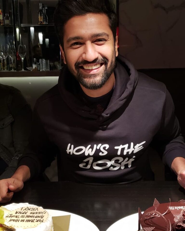 Vicky Kaushal Instagram - It’s not just a line anymore... I get so many “How’s the Josh?!” videos from you all everyday, each one made with so much love and passion, from schools, colleges, cafes, work places... from people fighting the cold in minus temperatures to people sweating it out in the gym... from conference meetings to marriage ceremonies... from a 92 years old grandmother to a 2 years old kid... from even our Jawaans in the armed forces. It’s not just a line anymore, you all have turned it into an emotion... an emotion so strong and special, I’m going to cherish for life. Thank You everyone. इस प्यार और सम्मान के लिए तहे दिल से शुक्रिया। ❤️🙏