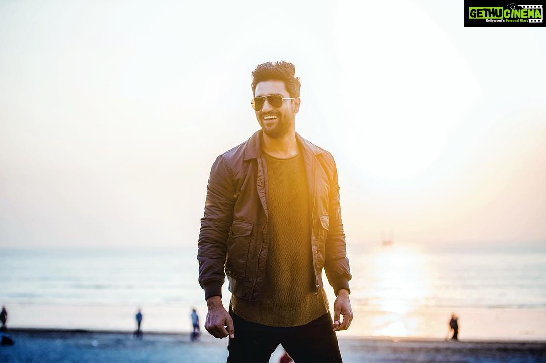 Vicky Kaushal Instagram - Rise and Shine! Just 3 days to go!!! #URITheSurgicalStrike 🇮🇳 PC: @photuwala_teja