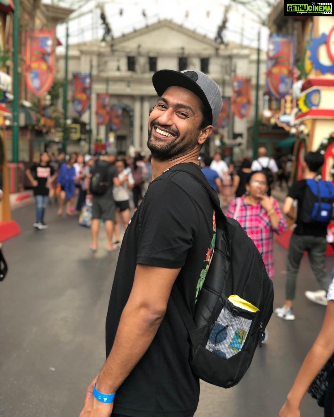 Vicky Kaushal Instagram - Child mode activated! PC: @sunsunnykhez Universal Studios Singapore