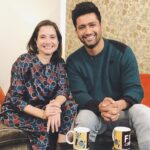 Vicky Kaushal Instagram - My first interview ever, was taken by her... back in 2015 at Cannes. I was very very nervous to talk to her but a simple “hi” with that radiant smile was enough to put me at ease. Thank You @anupama.chopra Ma’m for always being so encouraging and full of positivity. Always feel like I’m the best version of myself when I’m chatting with you! PC: @missusdesai #URI #11thJan2019