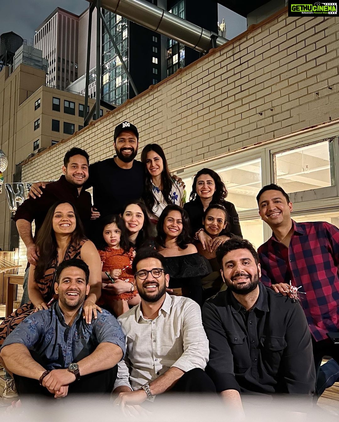 Vicky Kaushal - 2.3 Million Likes - Swinging into the new year with my favourite people. My heartās filled with utmost joy and gratitude. Thank You everyone for sending me all your love and warm wishes. Pyaar pyaar aur bohot saara pyaar!!! š¤ā¤ļø