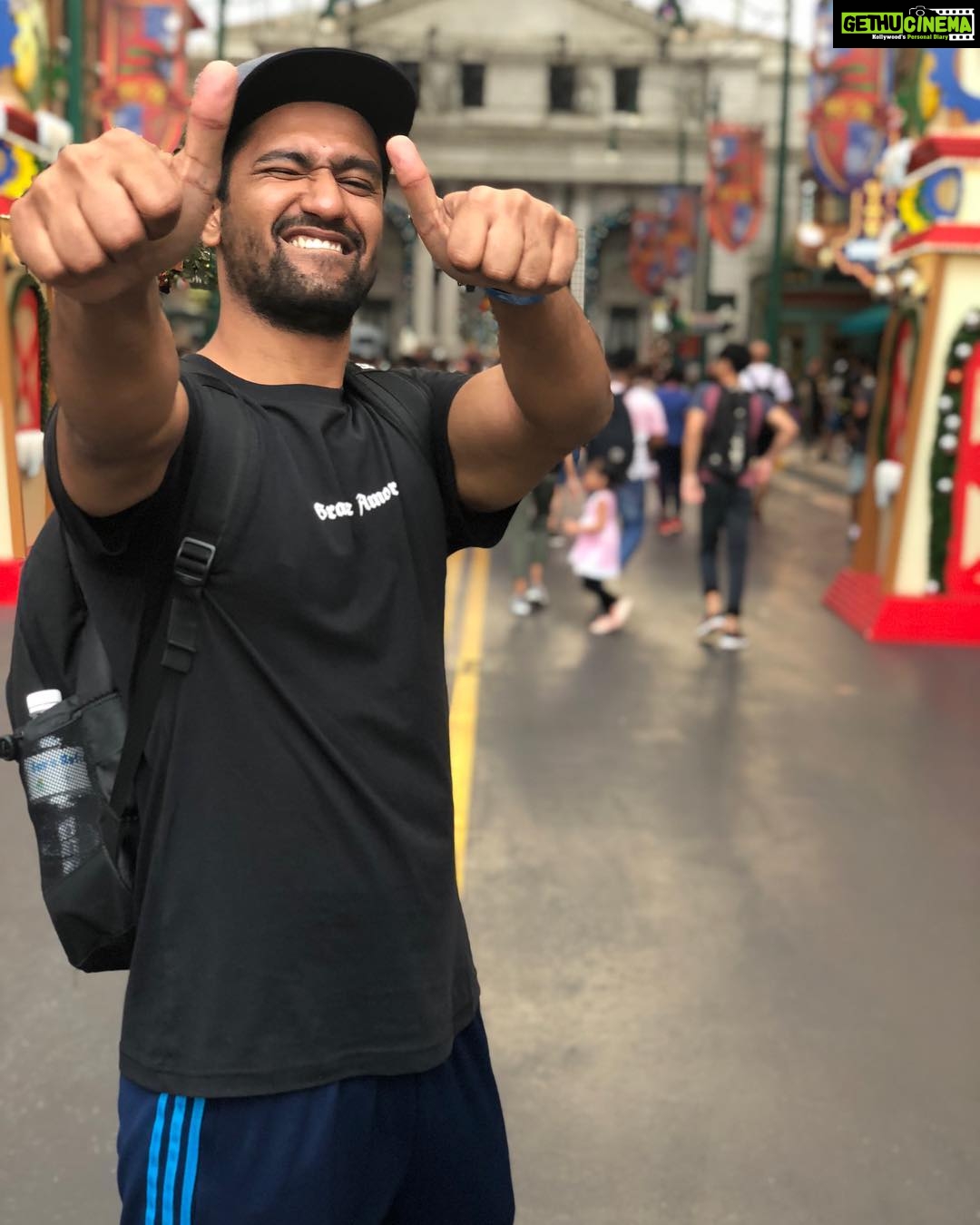Vicky Kaushal Instagram - Child mode activated! PC: @sunsunnykhez Universal Studios Singapore