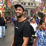 Vicky Kaushal Instagram - Child mode activated! PC: @sunsunnykhez Universal Studios Singapore