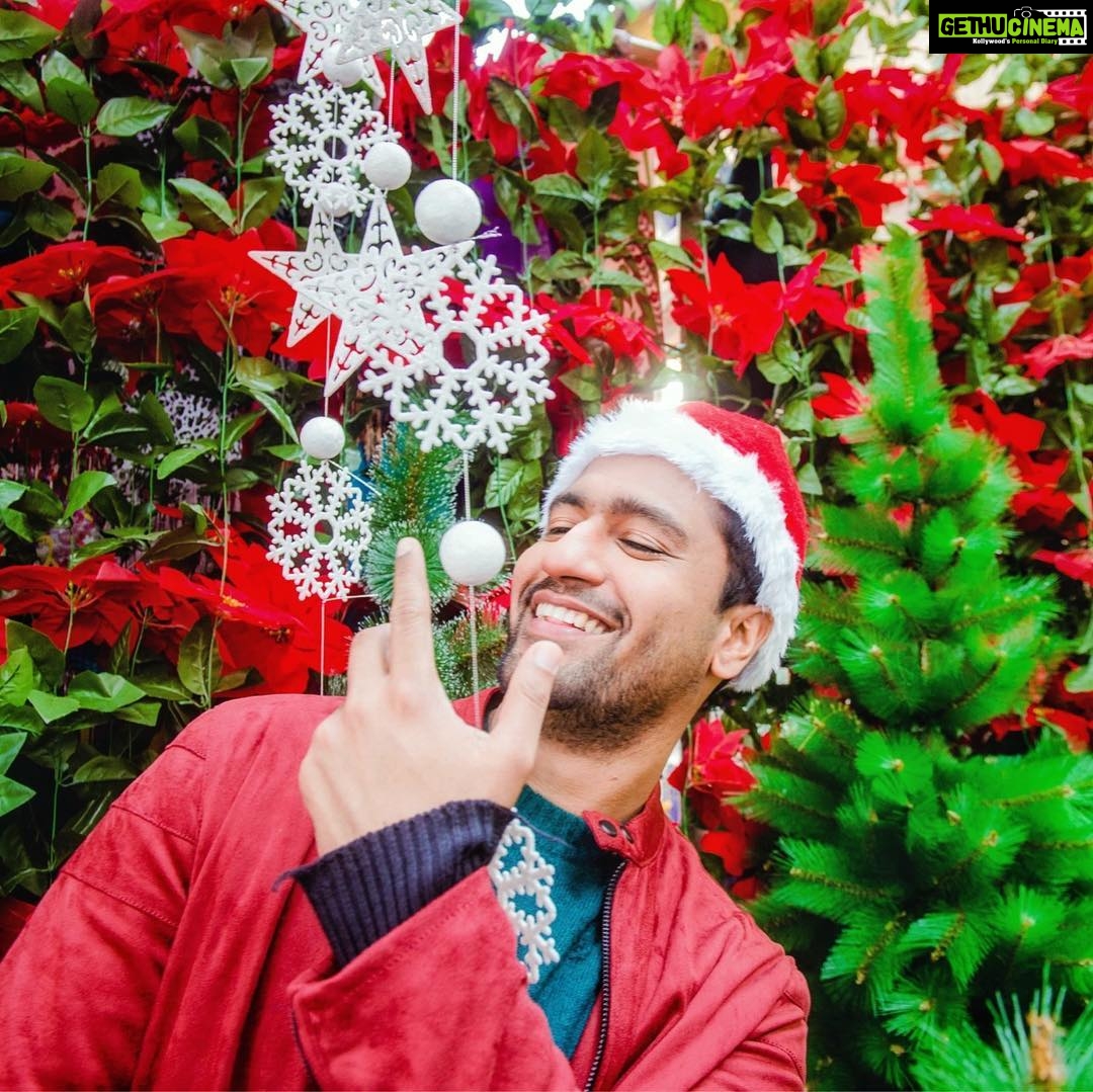 Vicky Kaushal Instagram - Jingle all the way... Merry Christmas!!! 🎄🎄🎄 PC: @photuwala_teja Copyright: @bombaytimes
