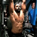 Vicky Kaushal Instagram - Throwback to those late night training sessions for #UriTheSurgicalStrike ... gaining 15kgs of muscle weight wasn’t an easy task for this ectomorph... a big shout out to my dear ‘jallaad’ trainer @rakeshudiyar and his team @amol_kyatam and Mangesh for constantly making me sweat, scream and cry so that I could reach my goals. #HowIsTheJosh 💪🏽🇮🇳