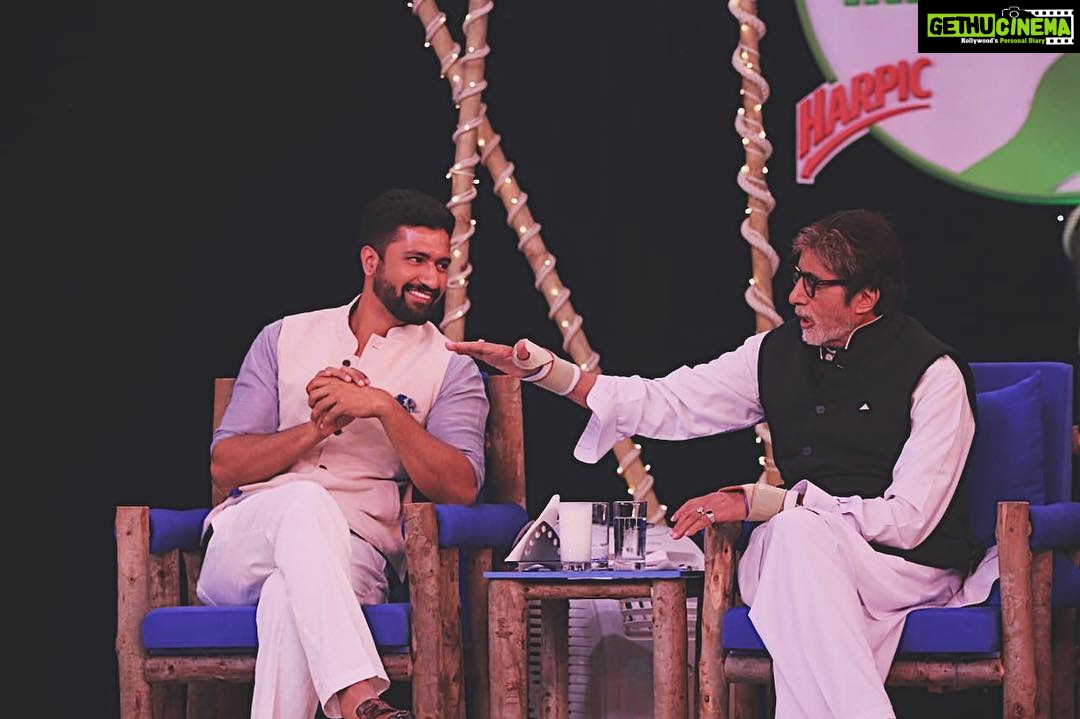 Vicky Kaushal Instagram - Thank You @ndtv for making me a part of such an important discussion and such an honour to share the stage with Bachchan Sir 🙏 #SwachhIndia #Cleanathon