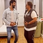 Vicky Kaushal Instagram - #DehatiDiscoChallenge with Masterji himself. Lots of love to you @ganeshacharyaa Sir and my best wishes to the whole team of #DehatiDisco . The Film is looking amazing! @dehatidiscothemovie @ganeshacharyaa @ravikishann @saksham.rockstarentertainer @sahil.m.khan @aslidivyakumar @iampranavvatsa @vaseemqureshii @ayyub___qureshi786 @officialkamalmishra @manojsharmadirector @qureshiproductions1 @oneentertainmentfilms @tseries.official @panorama_studios #V2SProductions @vidhi.acharya