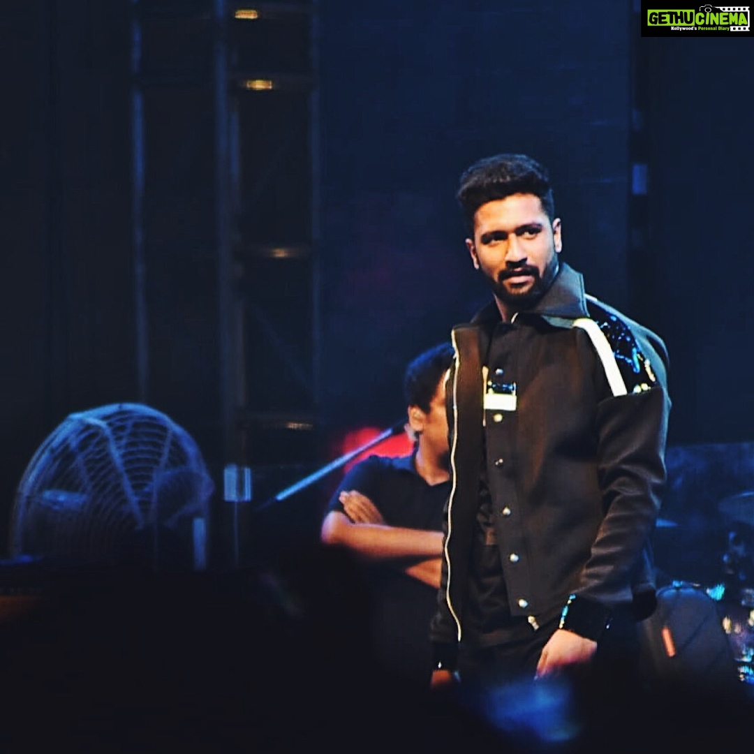Vicky Kaushal Instagram - #ManmarziyaanMusicalTour #aboutlastnight 🔥🤟🏽 Greater Noida